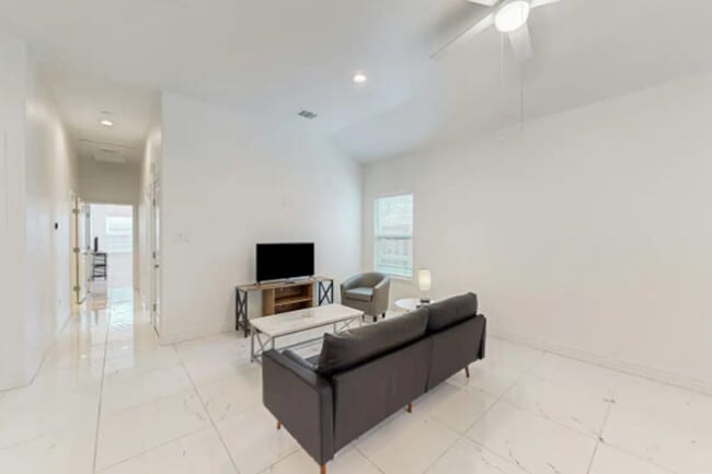 Building Photo - 706 5th St Rental
