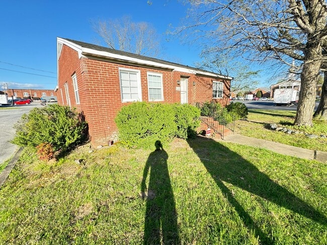 Photo - 1500 Sq ft Office Space Downtown Mooresville