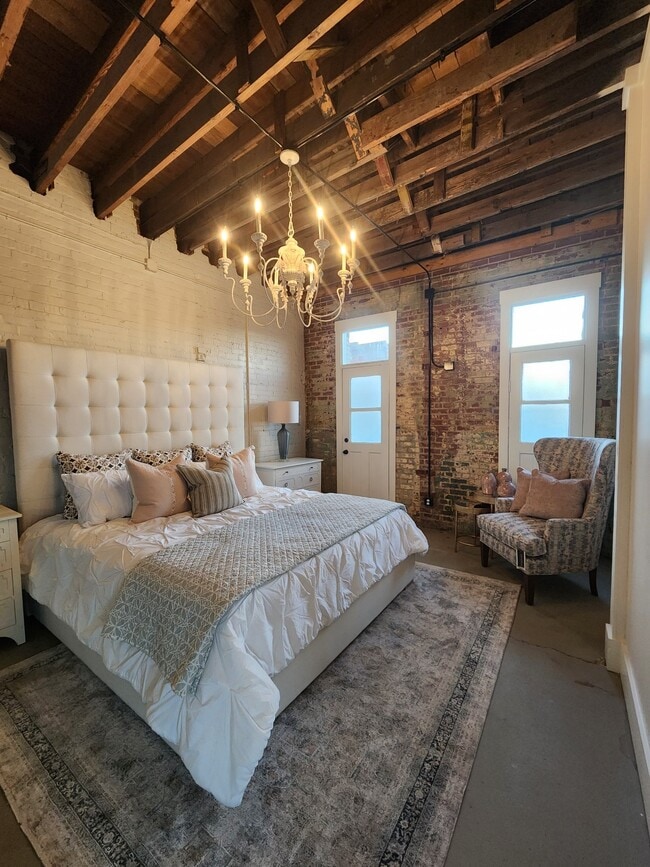 Photo - 501 Main St S