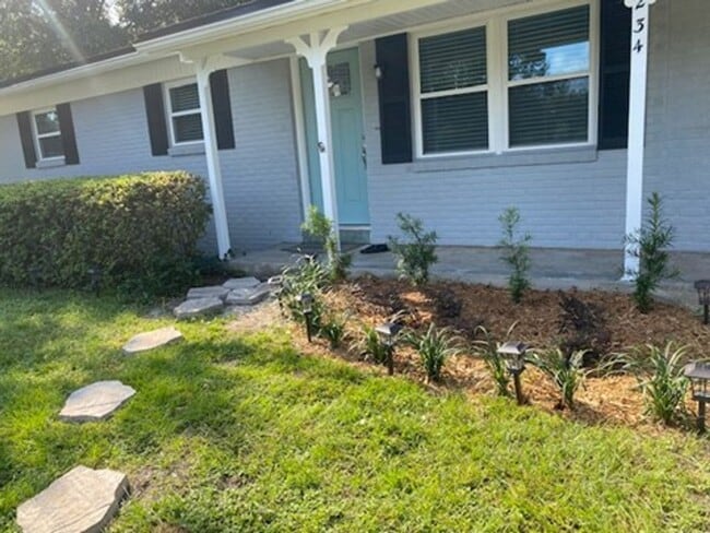 Building Photo - UPDATED 3B/1.5B Home in the Heart of Ft. Walton Beach