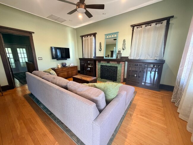 Photo - 921 W Alameda St