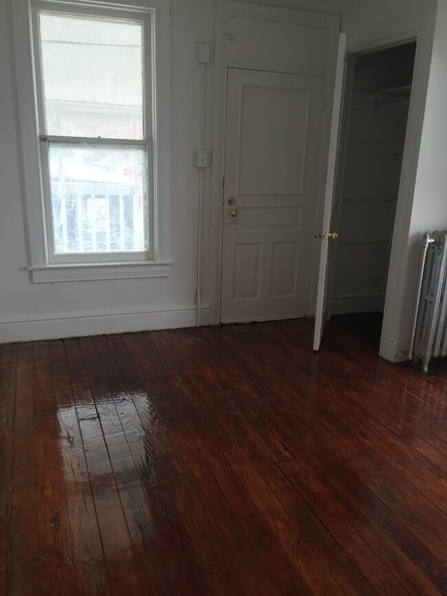 Building Photo - 5 Bedroom, 1 Bath, Parking-York City SD