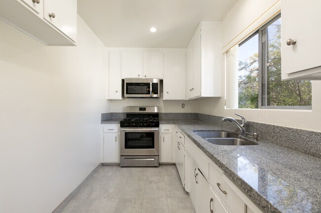 Photo - 1051 N Harper Ave Apartments Unit 5