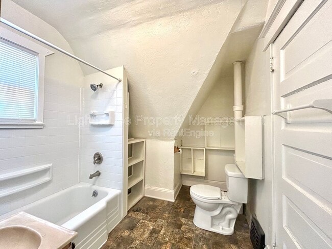 Photo - 2550 Crozier Ave