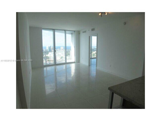 Building Photo - 185 SW 7th St Unit 3802 Rental