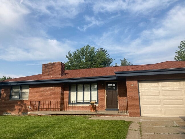 Building Photo - Spacious 3 bedroom 1.5 bathroom home