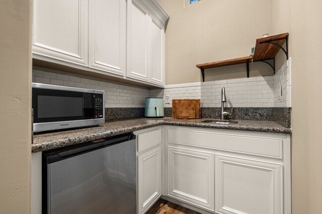 4001 Reni Ct