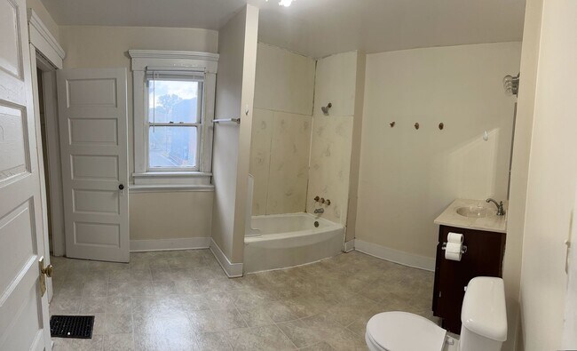 Photo - 1638 Summit St