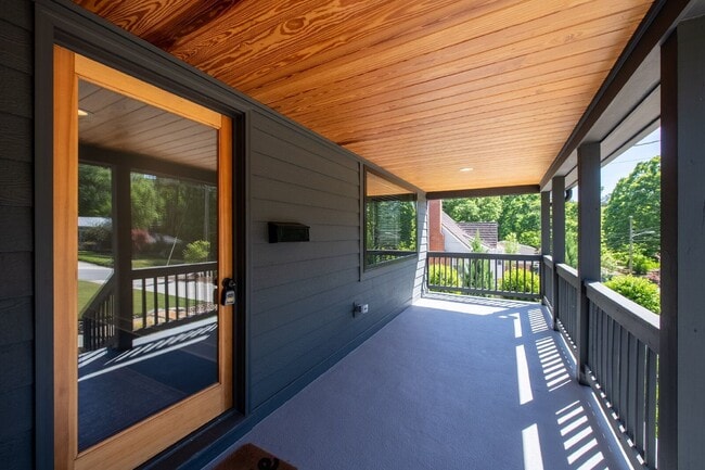 Photo - 532 N College St