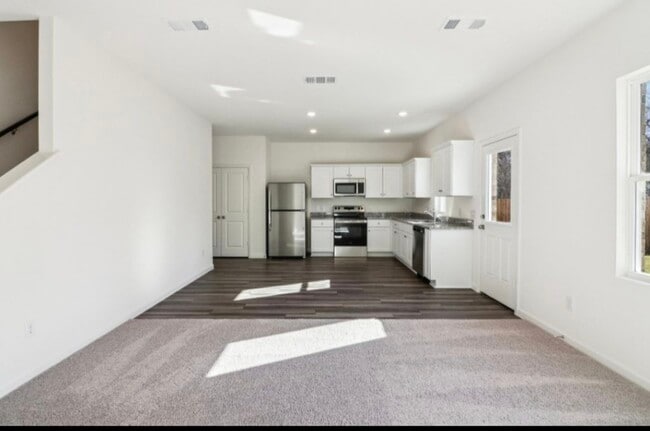 Photo - 998 Delta Cres