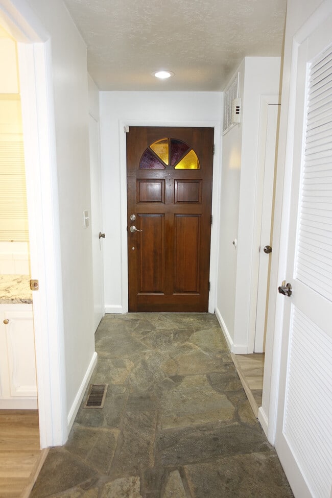 Building Photo - Updated Condo in Park-Like Setting