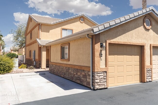 Building Photo - Sky Hawk Townhome