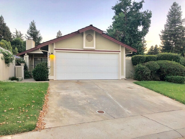 Building Photo - AVAILABLE FOR MOVE IN ON 8/1/26 -  RECENTLY RENOVATED 3 BED, 2 BATH 1 STORY ON LARGE CORNER LOT