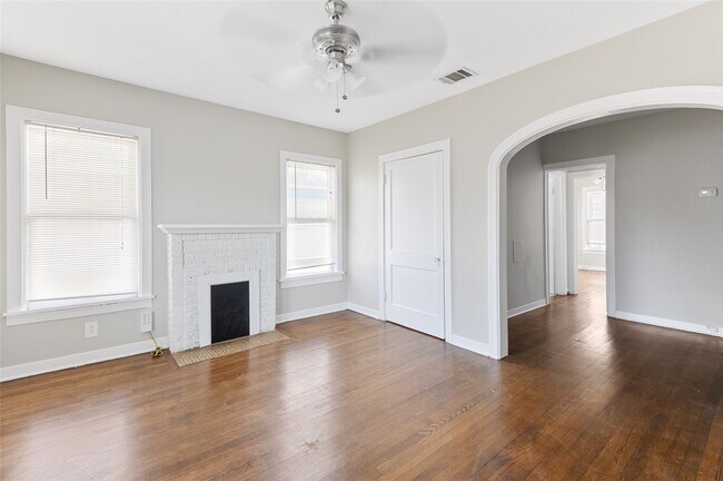 Photo - 419 W Polk St