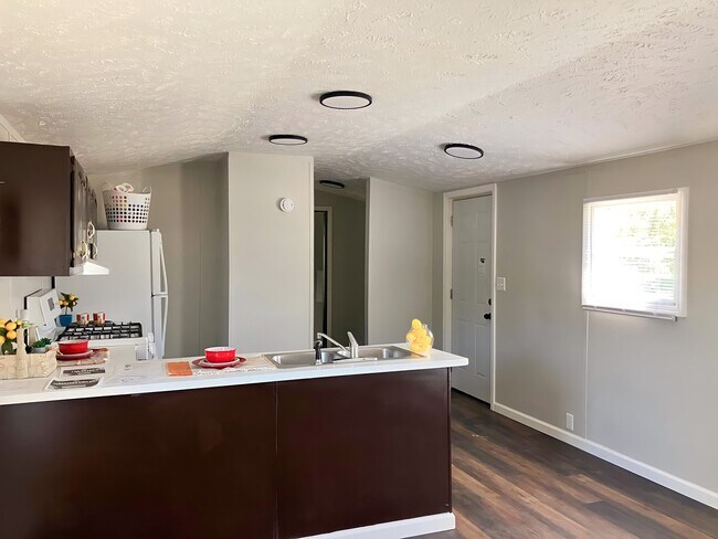 Photo - 11 Deerwood Park