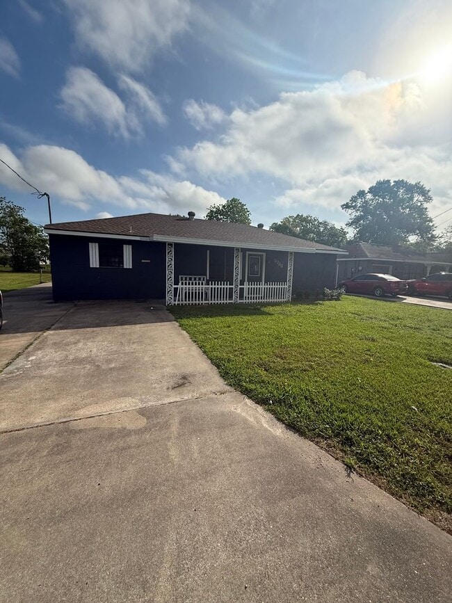 Building Photo - Rental in Groves, Tx