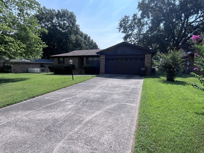 Photo - 215 Berkshire Cir