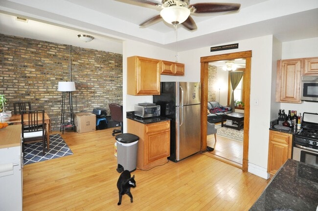 Photo - UK Village Updated 1 BED. Separate Living/Dining Rooms. Free Internet/DirecTV. Laundry. DECK. Yard. Unidad 1016-2