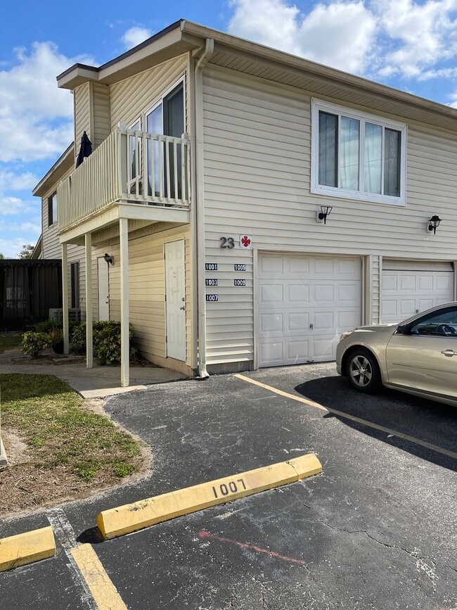 Building Photo - Spacious 2 bedroom/1 Bathroom End Unit Upstairs Condo.