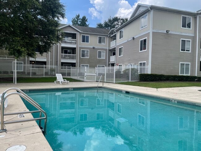Building Photo - 4000 SW 23rd St Unit 208