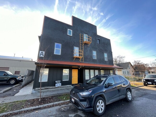 3018 E Everett Ave