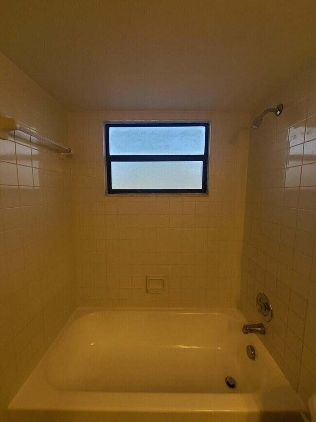 Photo - 1517 Lake Crystal Dr Unit E