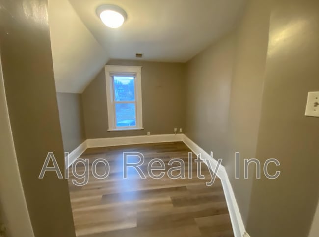 Photo - 2211 Queen Ave N