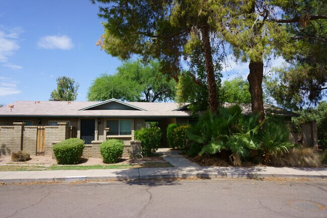 3304 S Parkside Dr