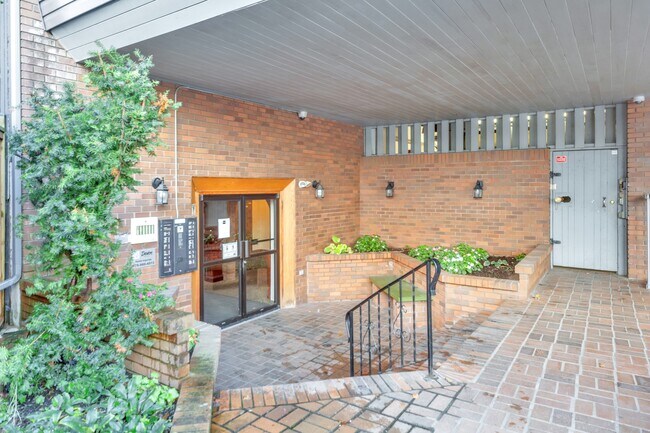 Photo - 4026 Quadra St