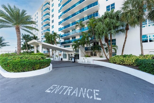 Building Photo - 7501 E Treasure Dr Unit 6A
