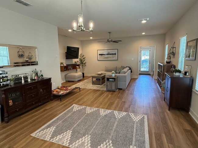 Photo - Located In The Heart Of Old Town