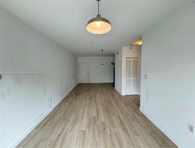 Photo - 529 NE 62nd St Unidad 302