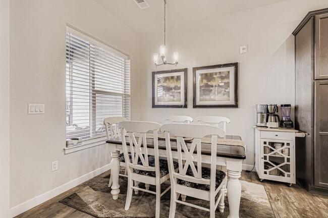 Photo - 808 Schlagel St