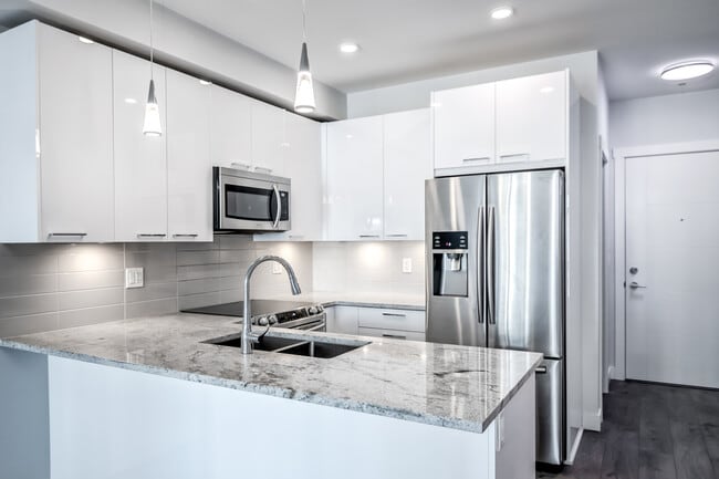 Building Photo - 20696 Eastleigh Cres Unit 213