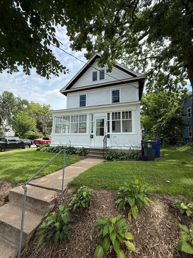 Building Photo - 688-690 Fairview Ave N Unit 688 Rental
