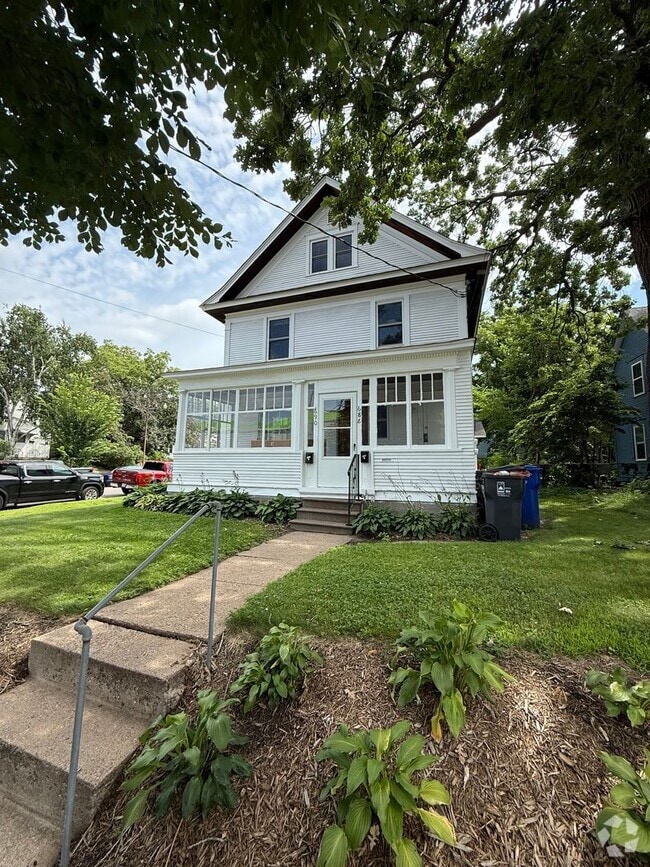 Building Photo - 688-690 Fairview Ave N Unit 688 Rental