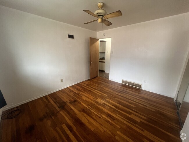 Building Photo - Charming 1-Bedroom Apartment Near Cherokee... Unit B