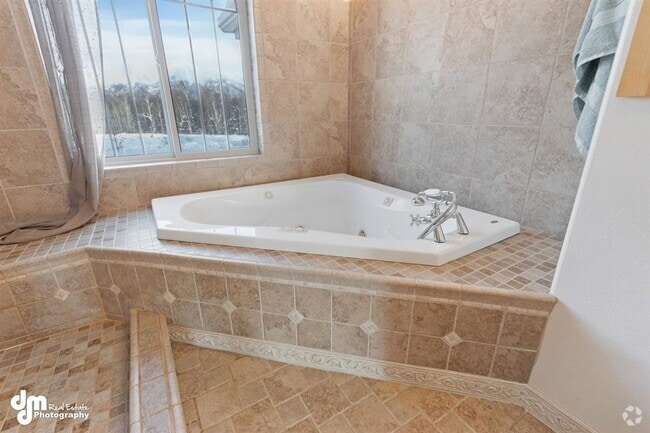 Building Photo - Gorgeous Palmer Home!