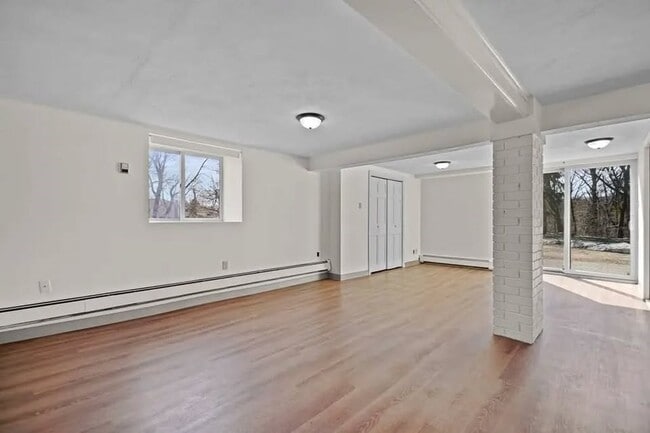 Building Photo - 248 Lincoln St Unit B
