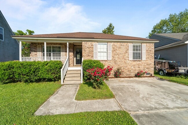 Building Photo - Battery Point Beauty – 3BR Home with Open Living & Outdoor Oasis