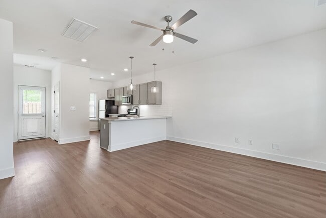 Photo - 224 Huntley Pl