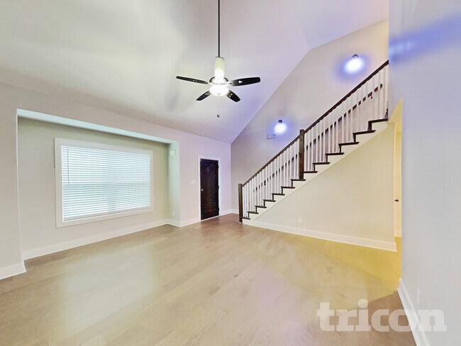 Photo - 492 Woodtrace Dr