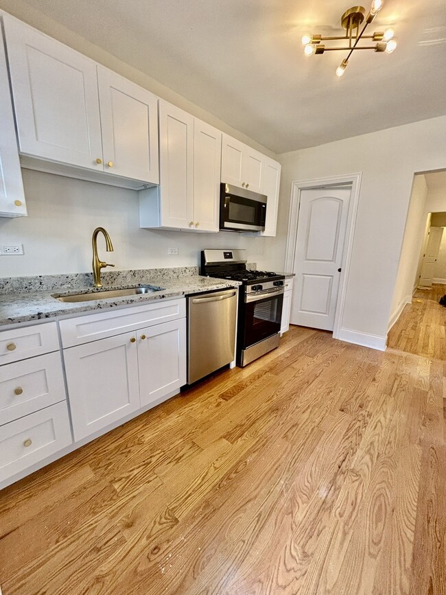 Building Photo - 4057 N Sacramento Ave Rental
