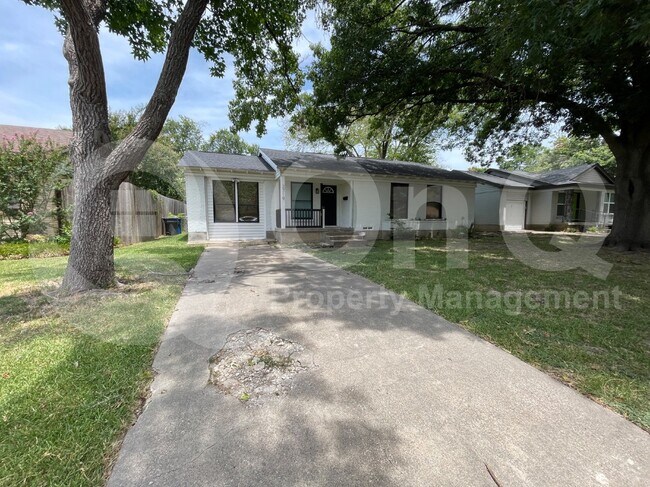 Photo - 2719 Province Ln