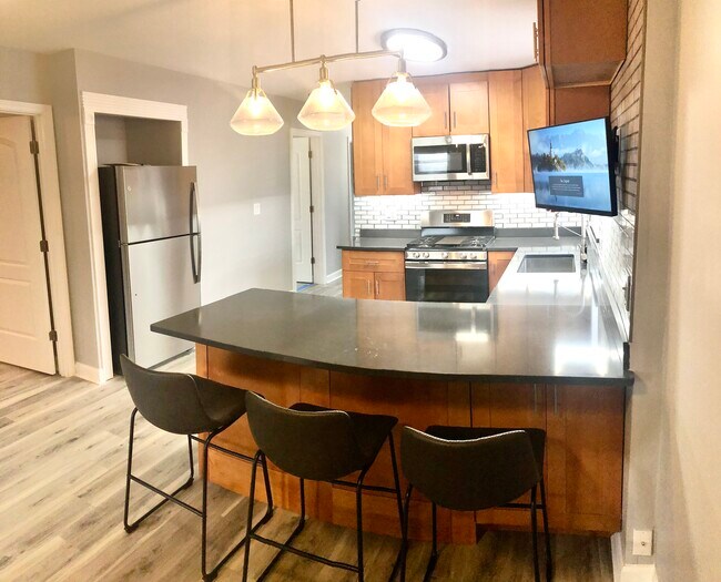 Refrigerador empotrado, tres sillas altas de mostrador incluidas. - 771 56th St Unidad 1st Floor