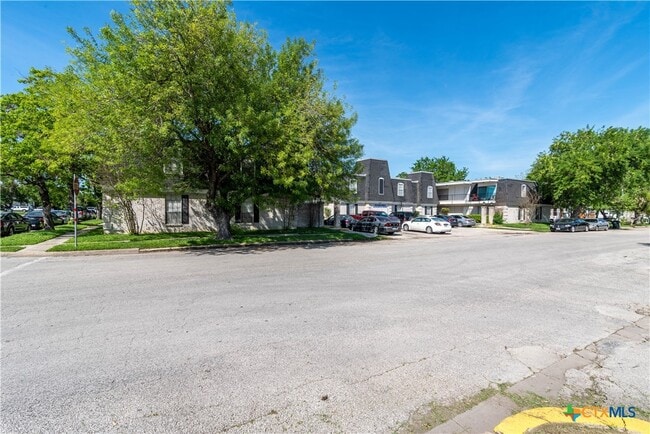 Building Photo - 203 E Bowie St Unit 1 Rental