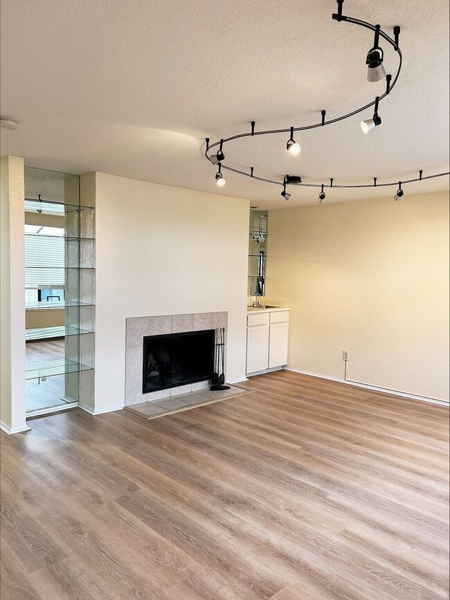 Photo - 2 Bedroom 1.5 Bath Condo Renton - 1 Carpor...