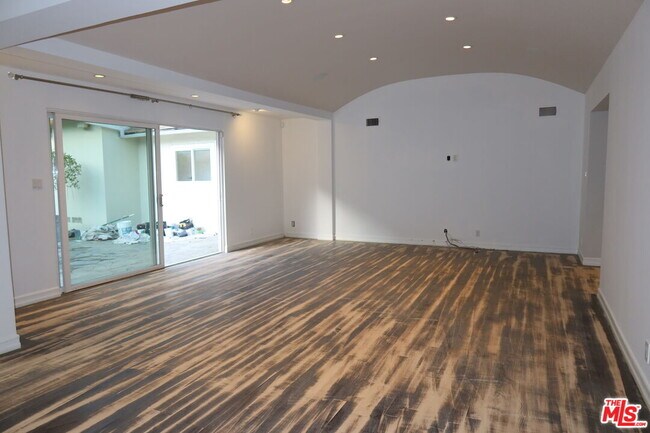 Photo - 1617 Roscomare Rd