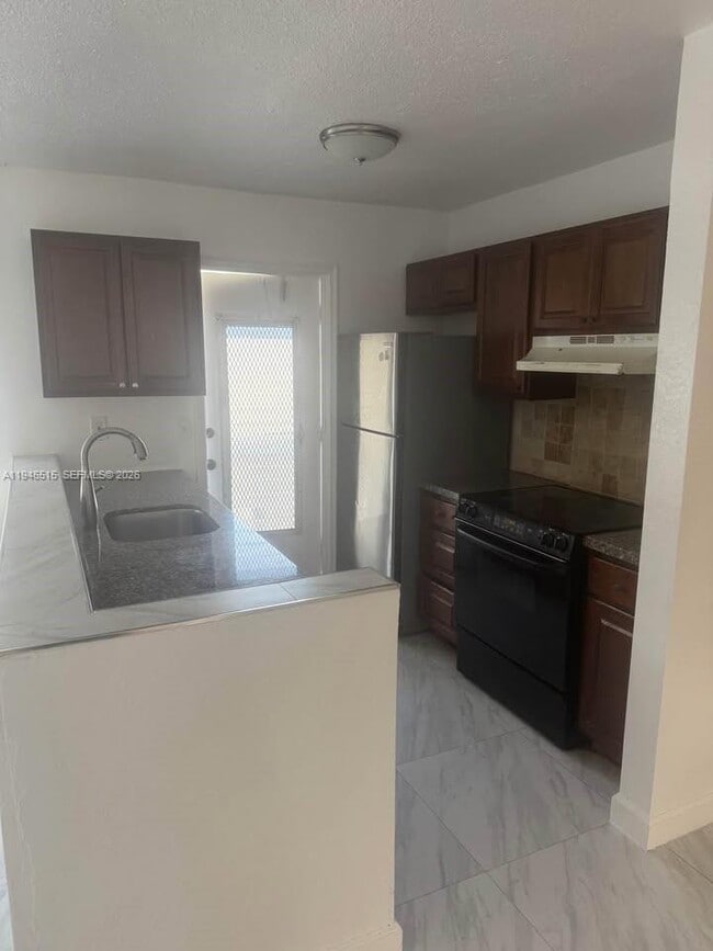 Photo - 2025 Madison St Unit 11