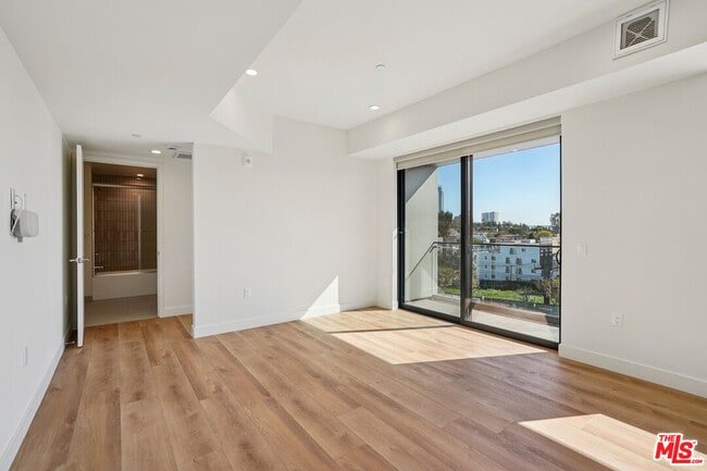 Photo - 10431 Santa Monica Blvd Unidad 304